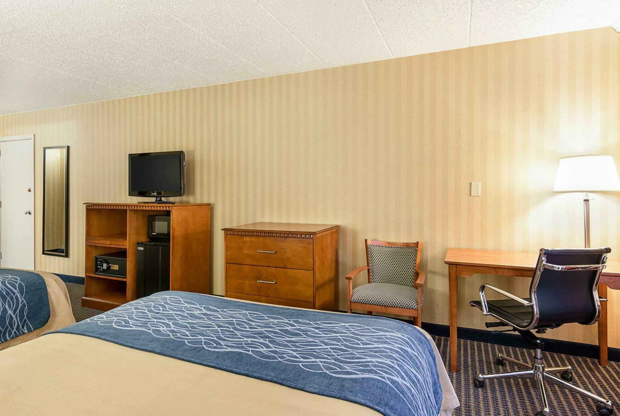 Comfort Inn Falls Church - Tysons Corner Bagian luar foto