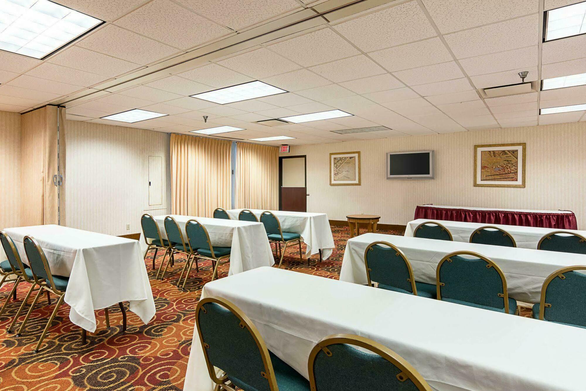 Comfort Inn Falls Church - Tysons Corner Bagian luar foto